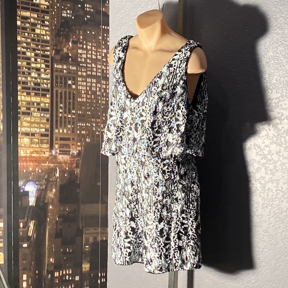 BEBE - NWT - shorts romper: sequin black & white sleeveless w lining, zip - 12 - Picture 5 of 16